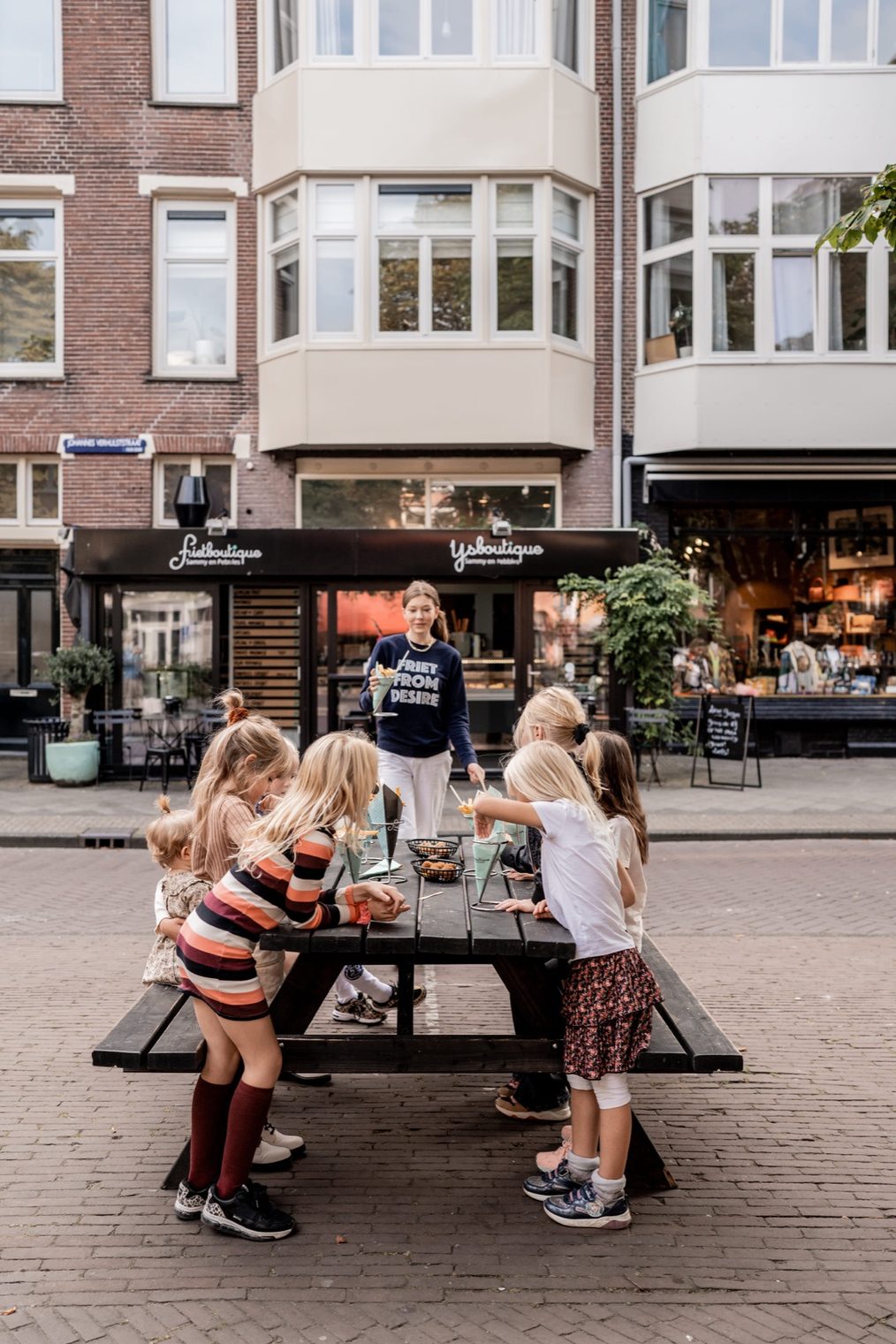 Kinderen op het plein voor de winkel