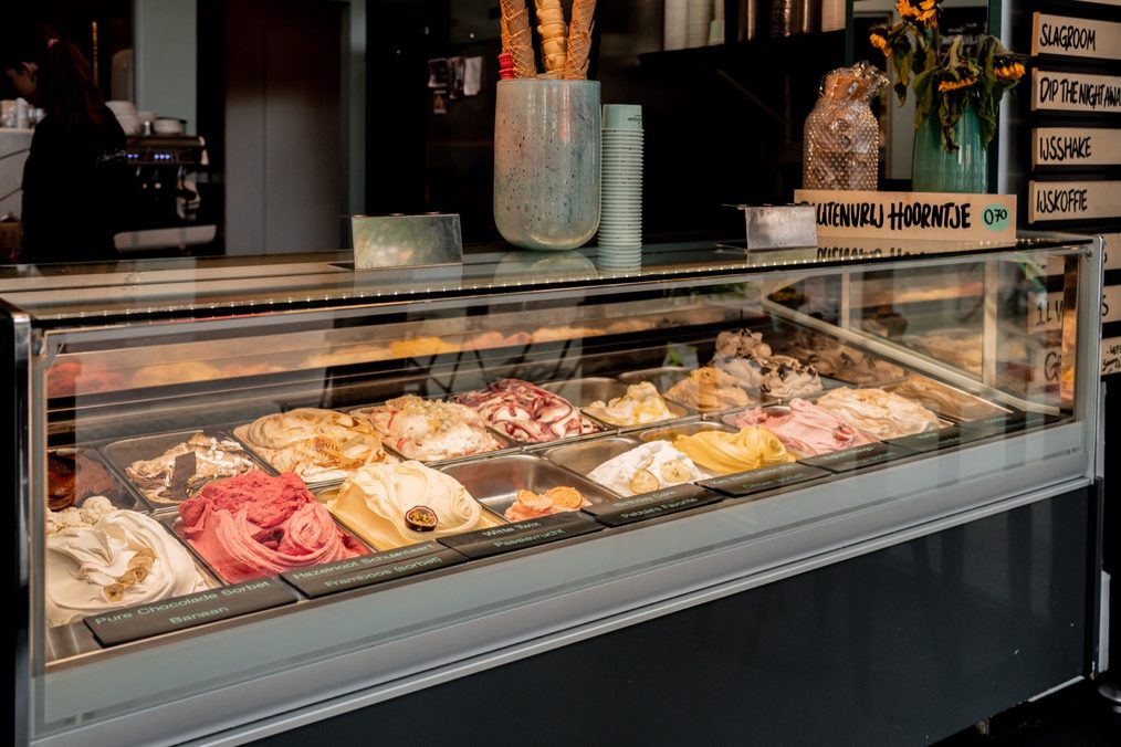 Volle ijsvitrine met smaakbordjes