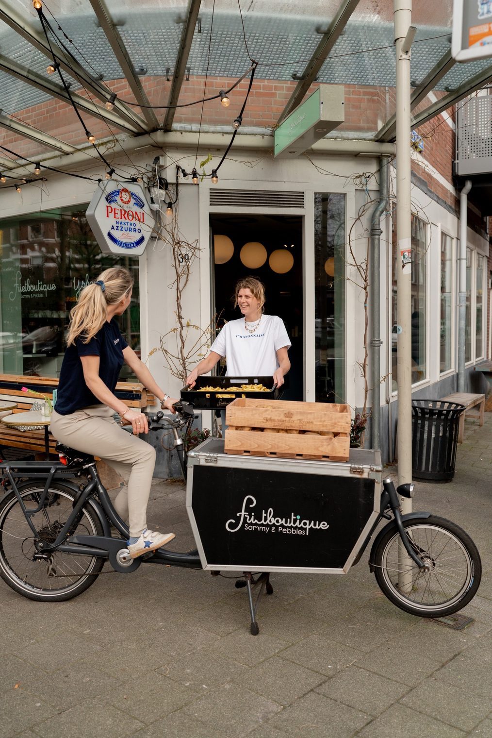 De Frietboutique-bakfiets voor de winkel in Kralingen