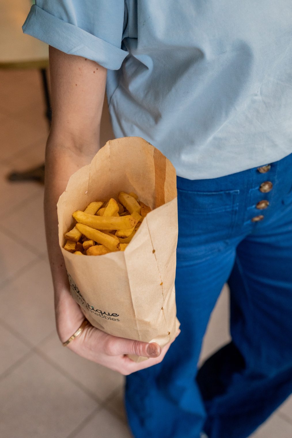 Verse friet in een papieren zak