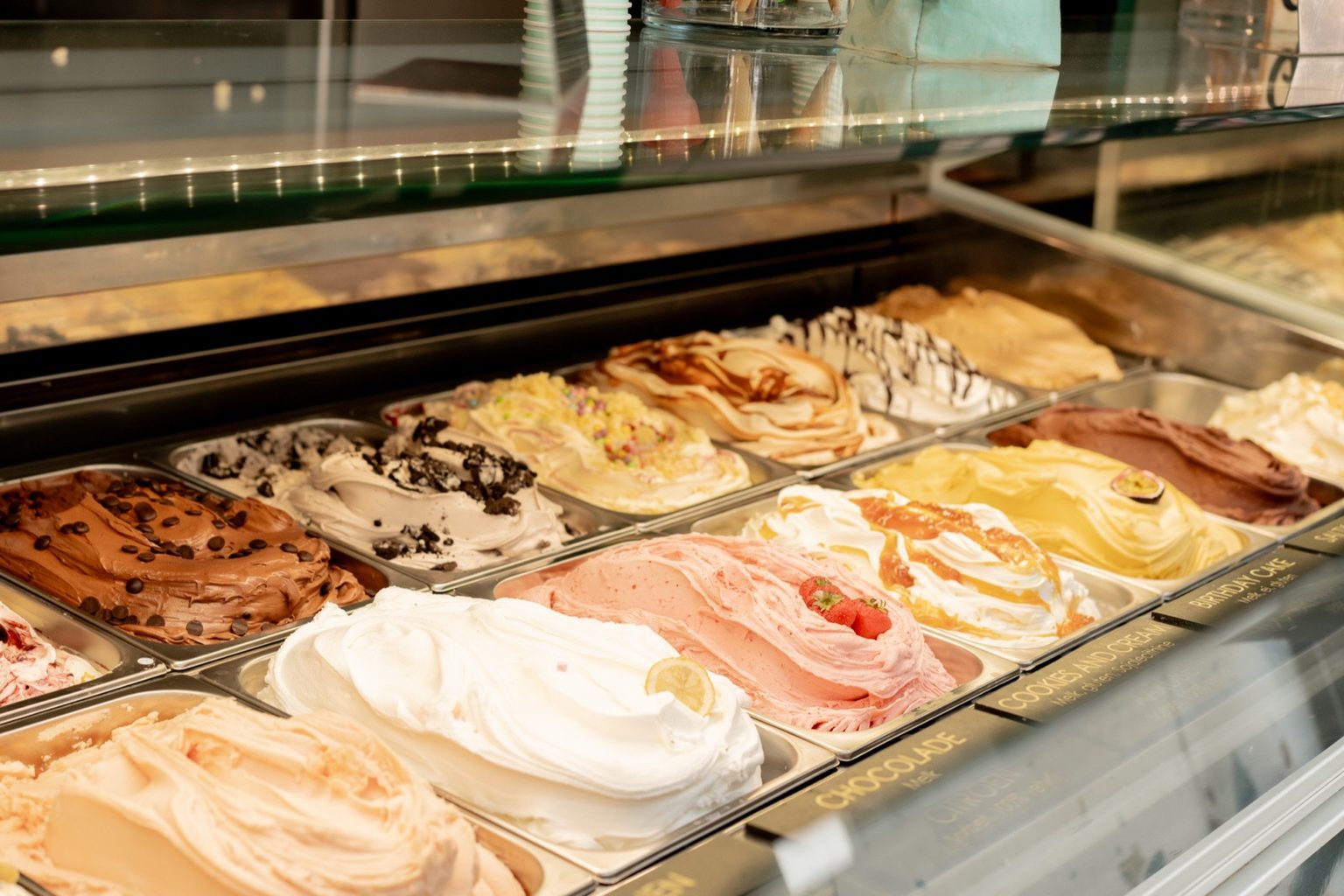 Een volle ijsvitrine met alle smaken