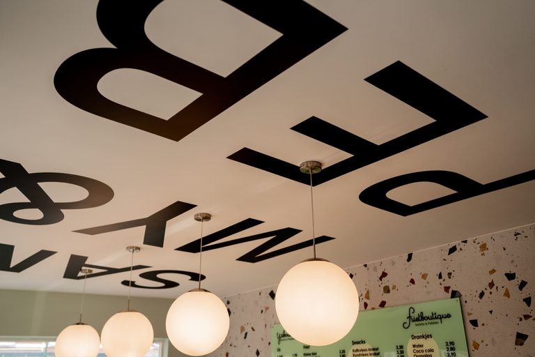 Plafond met de grote letters Sammy & Pebbles