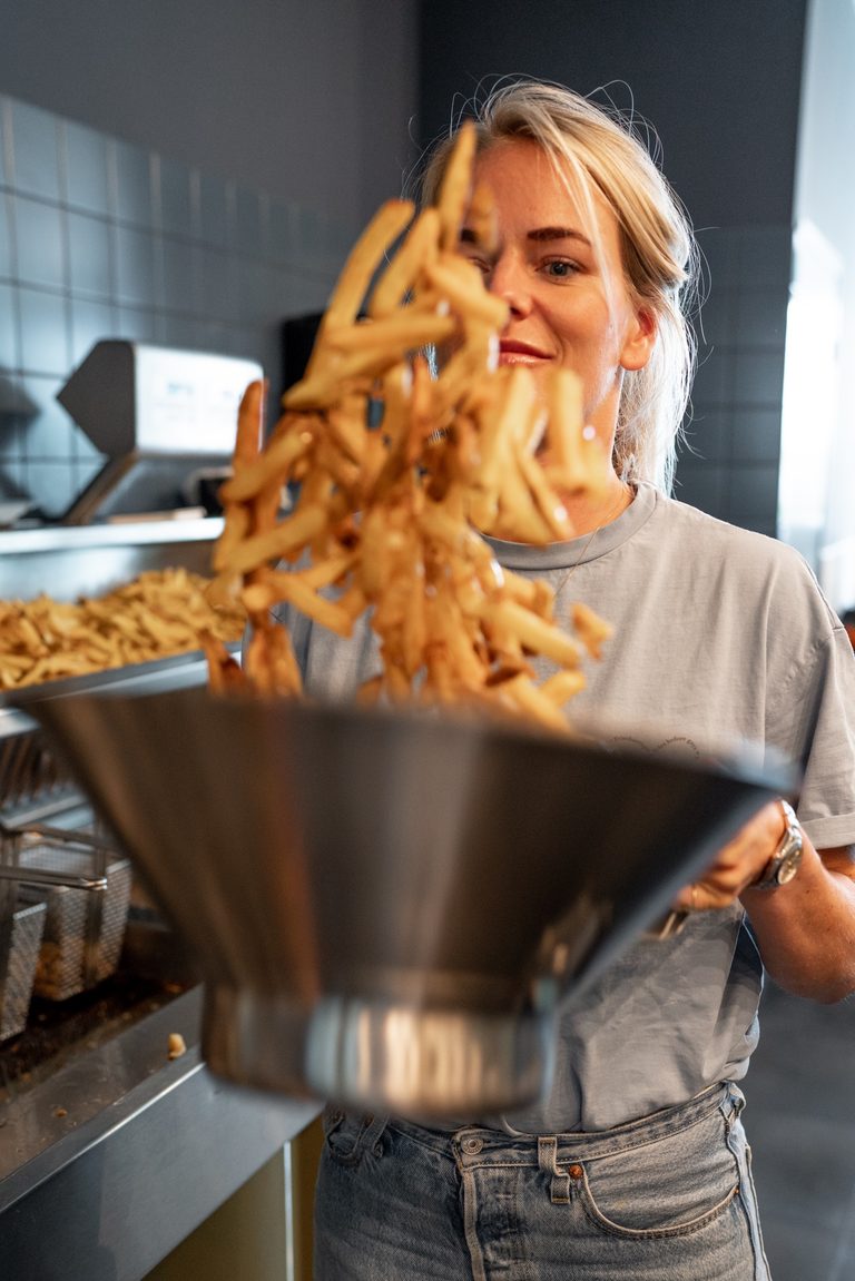 Verse friet wordt omgeschud